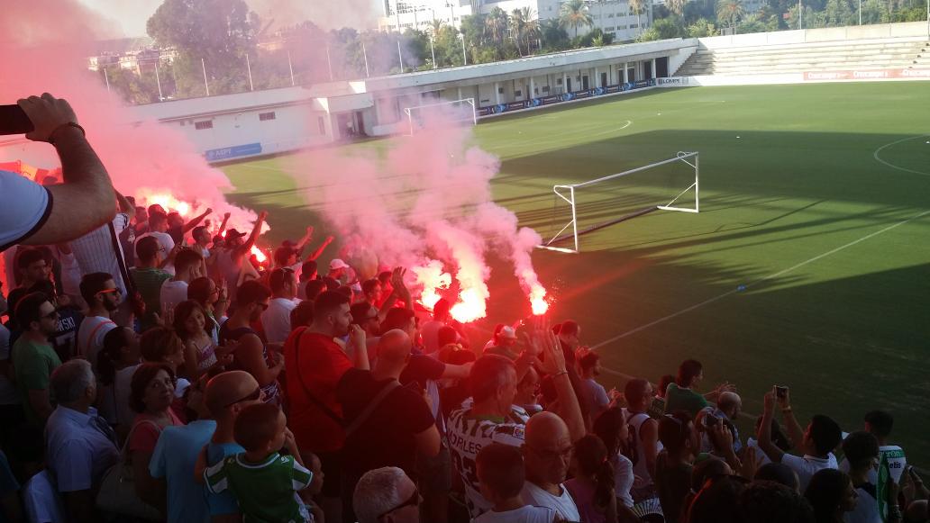 Betis_mobi's tweet photo. Así se recibe el primer entreno del Betis a puerta abierta http://t.co/C1X3sS8vTK