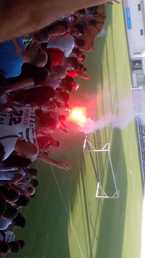Betis_mobi's tweet photo. Así se recibe el primer entreno del Betis a puerta abierta http://t.co/C1X3sS8vTK