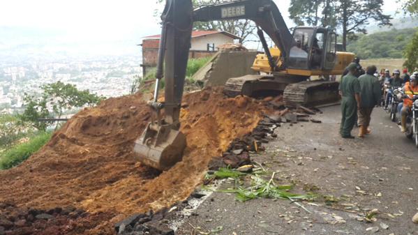 TVCT21's tweet photo. Se levanta pedraplén #SectorNevada vía #ChorroElIndio via @GobiernoTachira http://t.co/IqQlwVtJs5