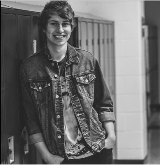eosartistmgmt's tweet photo. Attention @TheLastingHope fans... Today is this handsome guy's Birthday!  Make sure to wish @LoganTLH #happybirthday http://t.co/VuJi3ClaHg