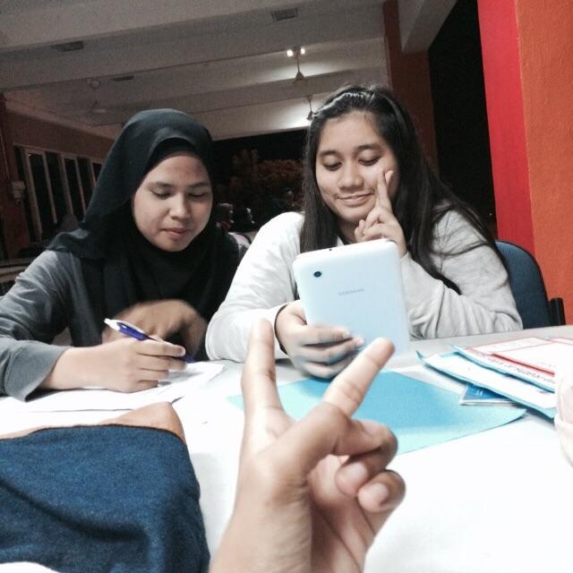 syedafwang's tweet photo. Kena sangat,
Yang Su dengan Pen kertas semua mende,
Yang Publisiti dengan gajet all d time
🙆
#bakeforcancer http://t.co/UxxkZ6Y0Qi