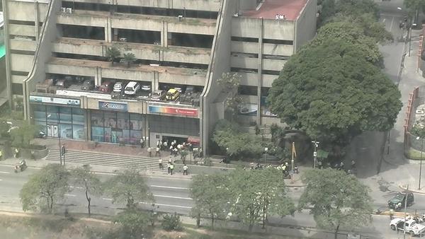 TVCT21's tweet photo. Robo en  Banco de Vzla Caracas 1 se entregó, 4 están dentro y 3 se fugaron http://t.co/CmQC8zXijo  @NTN24ve http://t.co/jmnBaqEfop