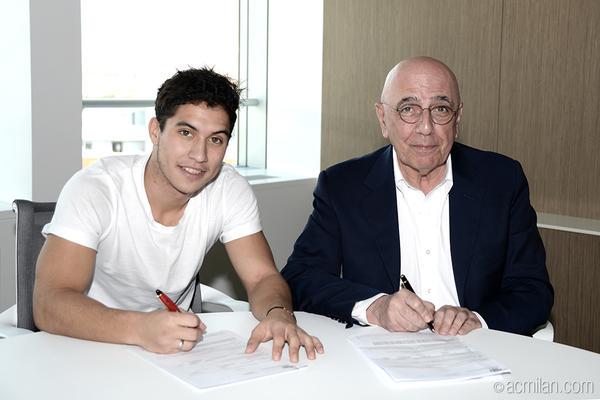 MilanistiOrId's tweet photo. #BenvenutoMauri #MauriRossonero @maurijose5 #weareacmilan http://t.co/G1HTWTchov