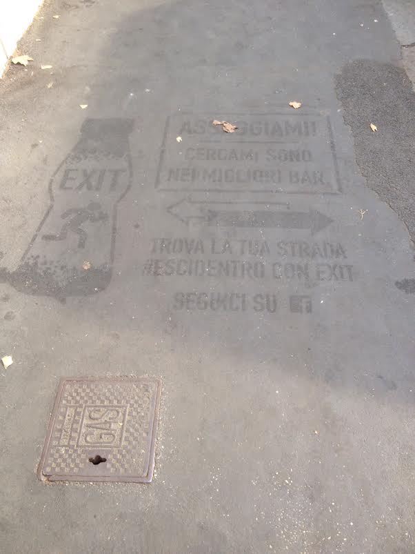 romafaschifo's tweet photo. Con #Escidentro siamo alla pubblicità abusiva sul marciapiede. Impunità totale. Pazzesco.
cc @MartaLeonori http://t.co/2k2NZ2TKy7
