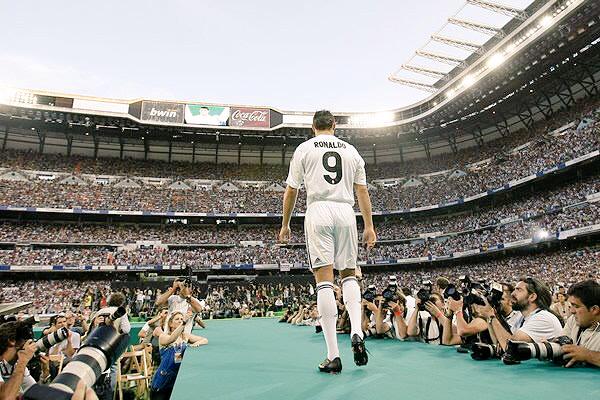 EscuderoRMCF's tweet photo. ¡Hoy hace 6 años que fue presentado el mejor fichaje de la historia del Real Madrid! ¡CRISTIANO RONALDO! #HalaMadrid http://t.co/FJsqvVzuPY
