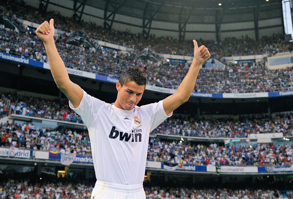 EscuderoRMCF's tweet photo. ¡Hoy hace 6 años que fue presentado el mejor fichaje de la historia del Real Madrid! ¡CRISTIANO RONALDO! #HalaMadrid http://t.co/FJsqvVzuPY