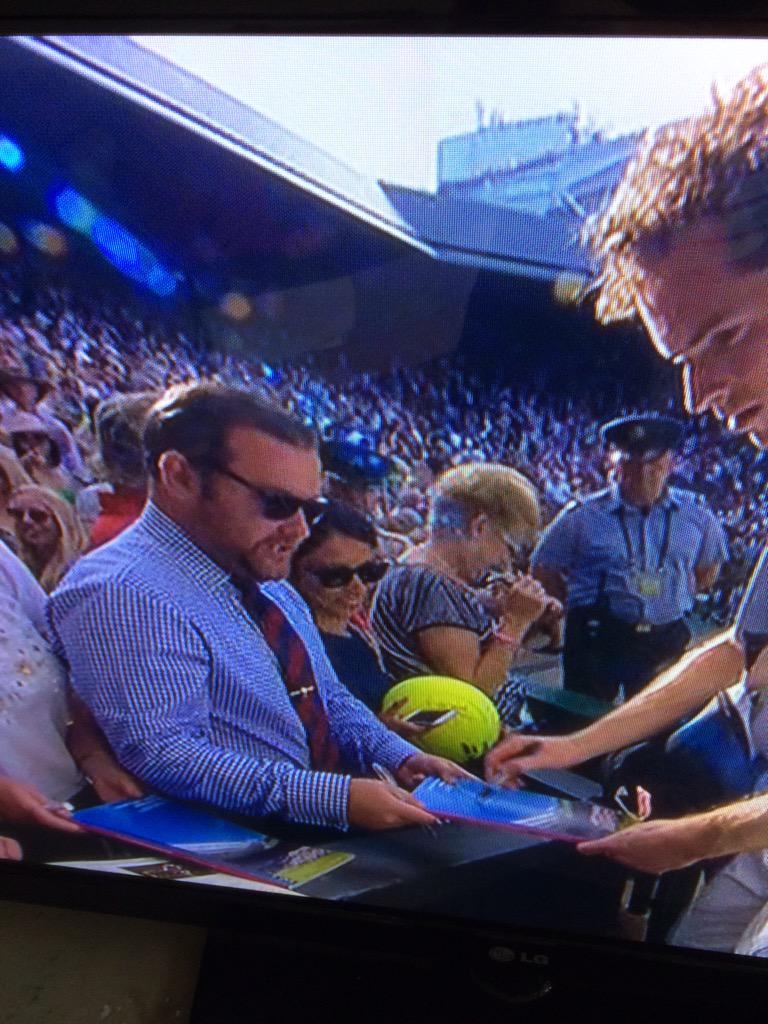 TheWaxJacket's tweet photo. @rickygervais @AndyMurrayFans @thebritishtweed @wardsbistro @BBCSport 

Ricky grabbing an autograph http://t.co/h9PXY02m43