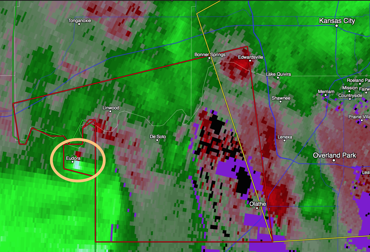 Location of #tornado at 5:18pm SW of downtown #KC. Moving east. Take cover in red polygon. #kcw #kswx