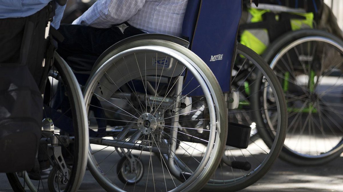 BFMTV's tweet image. Vers de nouveaux délais pour la mise en accessibilité aux handicapés bfmtv.com/politique/les-…