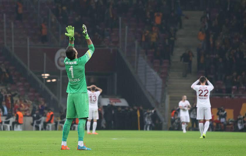 UEFAcom_de Süper Lig'de yılın futbolcusu olarak Muslera'yı seçti. Tebrikler Nando!
