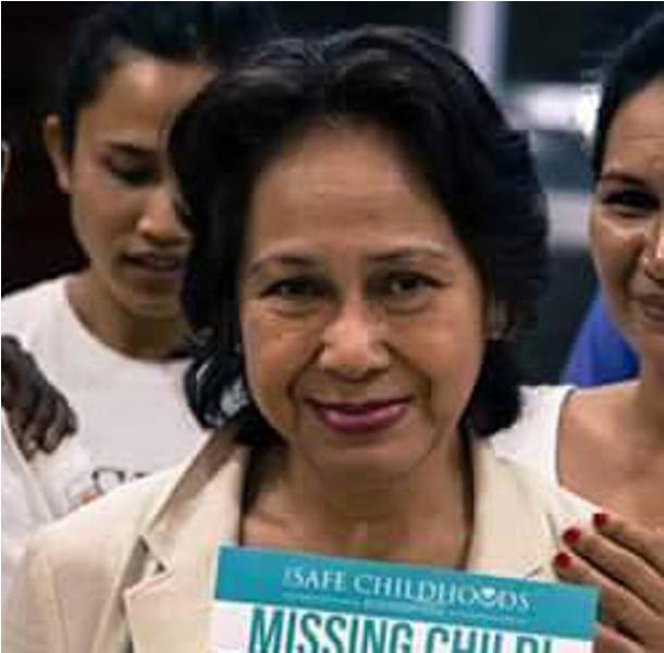 rezqyboncel's tweet photo. Itu tangan siapa? Kok item banget"@Metro_TV: Diborgol, Margriet &amp; Agus Dibawa Pakai Barracuda http://t.co/2e9Ji2lEPl http://t.co/yxhWrsx9bb"