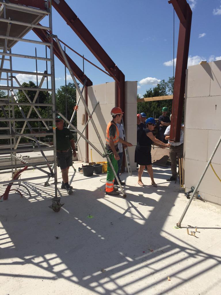 HoubieGui's tweet photo. Vanmiddag samen met burgemeester Clermonts hoogste punt Maison Proosdij geplaatst. @mirjamclermonts @NieuwProosdij http://t.co/N65XxsGVqk