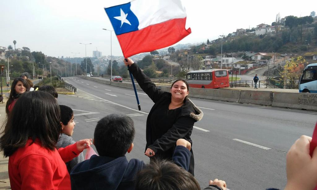 pa_tc's tweet photo. @RebeldePrenssa Alumnos y apoderados de Viña apoyan #ParoProfes. Gran gesto!!! #FuerzaProfe #RetiroCarreraDocente http://t.co/7WvG2oQxkK