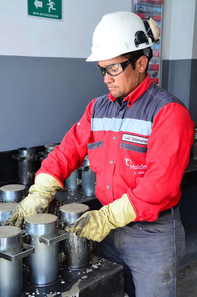 HOLCIMColombia1's tweet photo. Investigación y control de calidad #holcim, que se comprometen con el futuro de la construcción en Colombia http://t.co/2tCqm2ZGGm