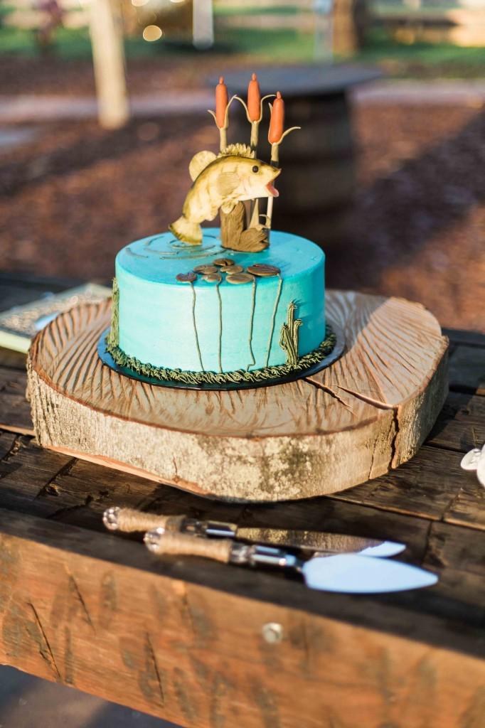 Let your cake match your personality: @landonhendrick onthegobride.com/2015/06/rustic…