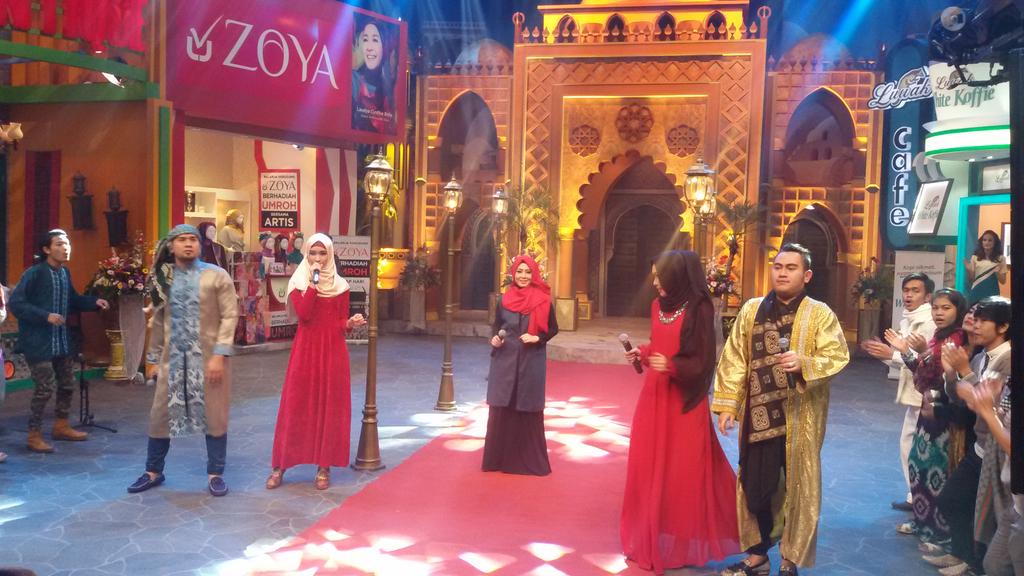 OVJ_kitelagi's tweet photo. 3 finalis Hijab Hunt unjuk bakat dengan suara merdu mereka di #AlkisahT7_JurusCinta http://t.co/a8twN8iqIV