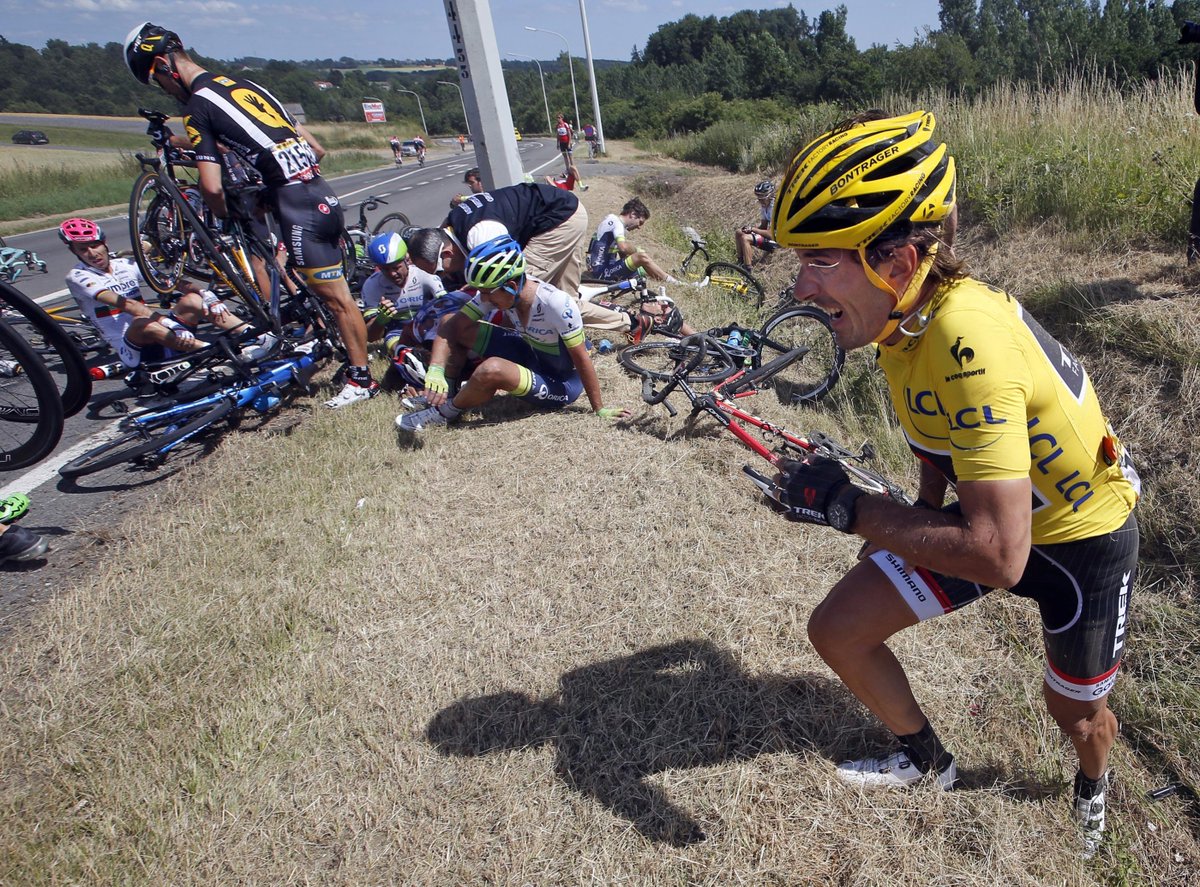 La maglia gialla Fabian Cancellara si ritira dalla Grande Boucle dopo la rovinosa caduta