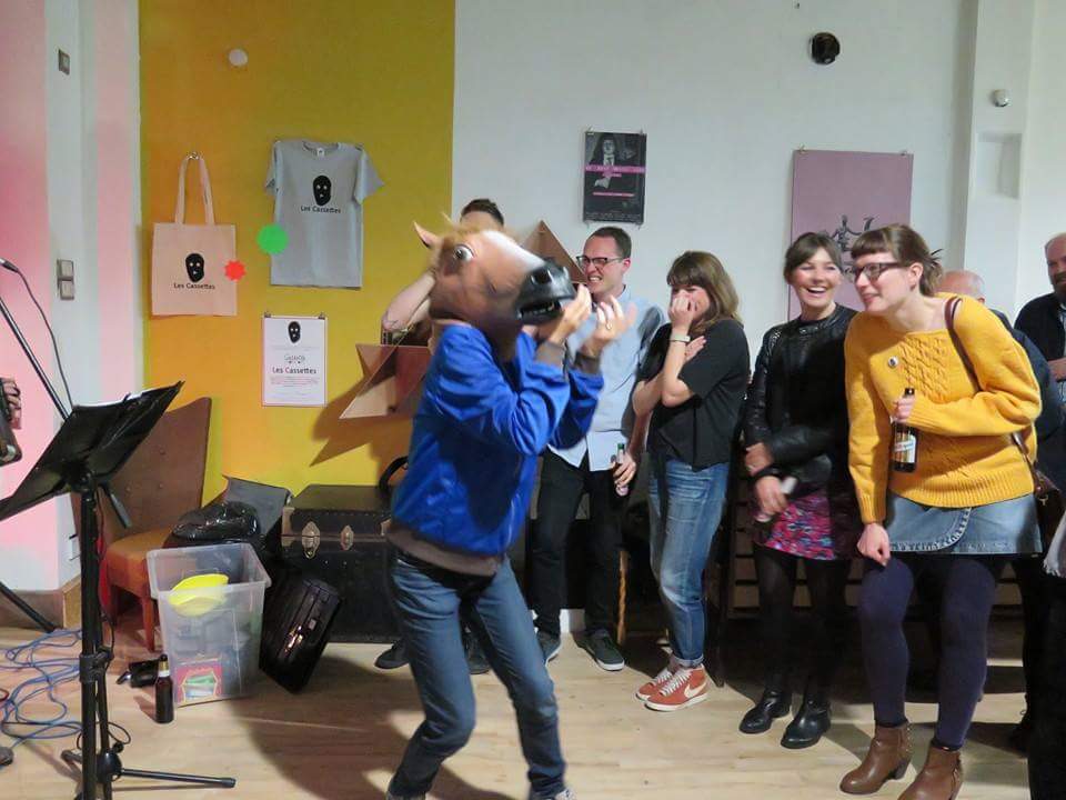 AccIainToGary's tweet photo. From the ATG archives: Flute Horse at work! http://t.co/cFDg6d07GM