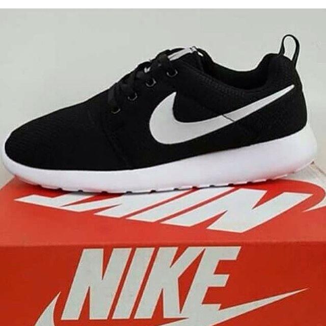 Kororo_Shop's tweet photo. Nike Roshe Run.  Size:36-44. Rp 180.000 http://t.co/uGgucBLvsk