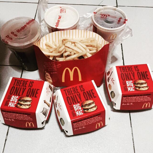Makoydizon's tweet image. She @yanadizon_ insisted McDo so i did. #kuyaproblems #mcdodelivery #bff #midnightsnacks @McDo_PH