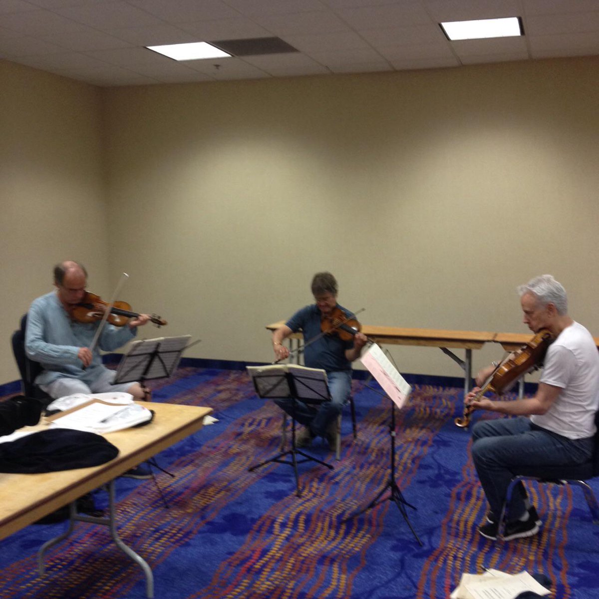 AurynQuartett's tweet photo. Quartettalltag. Probe im Hotel. Manfred #Trojahn für unsere nächsten Konzerte in Deutschland und #Dvorak Terzett http://t.co/pnOipPW9iE