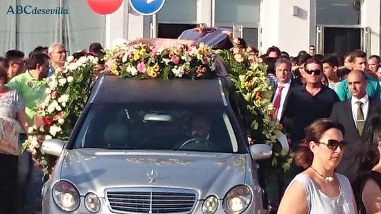 abcdesevilla's tweet photo. El Viso del Alcor despide a Juan José, el menor asesinado en la zona de movida http://t.co/b8SguBw6SJ | #ProvinciaSev http://t.co/lkiIv81O2P