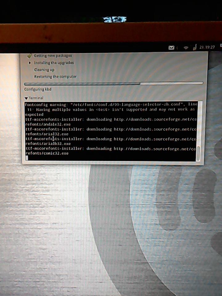 diningdevon's tweet image. On the evening I decide to sit down and do some serious writing, the pooter does... #linuxtotherescue