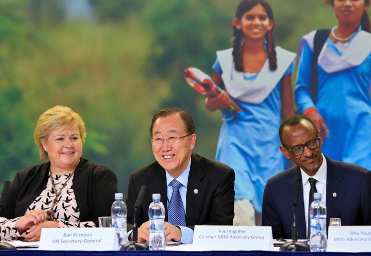 GlobalGoalsUN's tweet photo. Ban Ki-moon &amp; MDG advocates @Erna_solberg &amp; @PaulKagame launch new #MDGs report: http://t.co/SDnpFYyB7L #action2015 http://t.co/i8G8rwmfF1