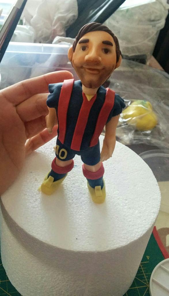 dedulceendulce's tweet photo. #toppercake #toppermesi #mesi  para un tarta futbolera #sugarcraft http://t.co/Pdksms49tf