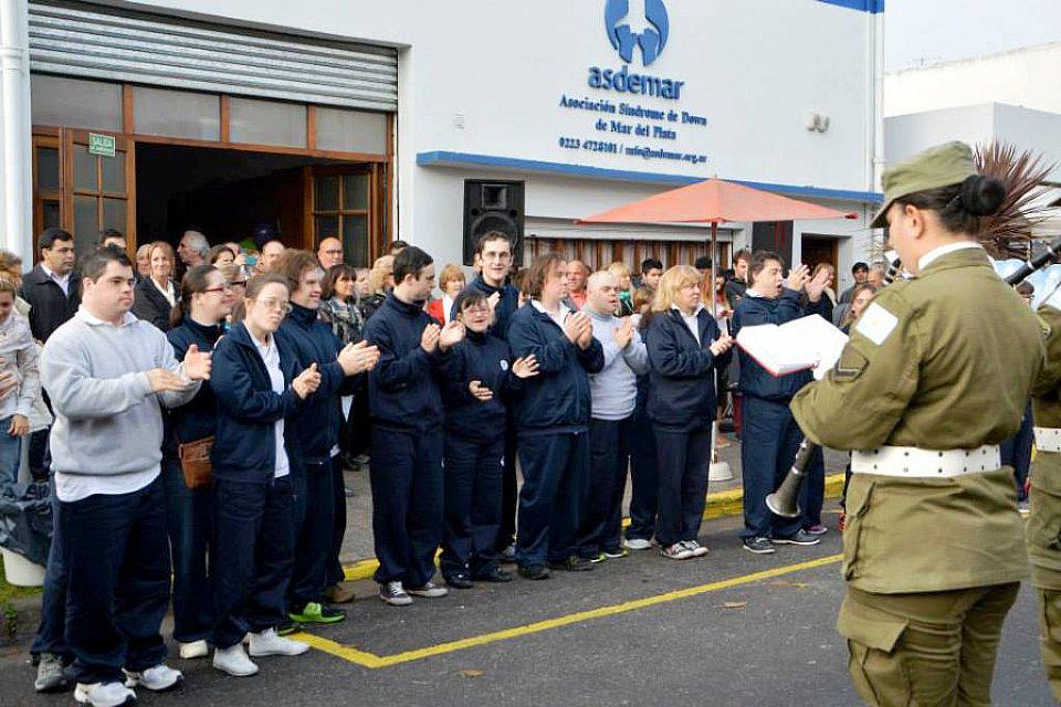 Ejercito_Arg's tweet photo. El Ejército participó del aniversario de #ASDEMAR (Asociación Síndrome de Down #MardelPlata) http://t.co/US5BP0HZau http://t.co/PEIaBDEwgQ