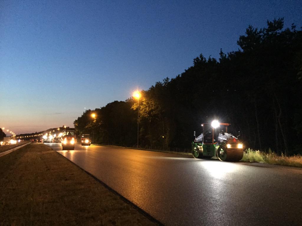 moosterveld's tweet image. Gaat gesmeerd! 
Bijna vijfhonderd meter geluidreducerende deklaag aangebracht! #redufalt 
@N261NonStop
