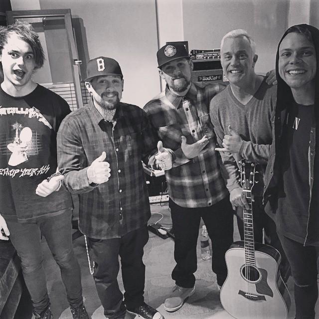 Maddenbrothers's tweet photo. Happy birthday to our little bro @Ashton5SOS! 🎉🎁 🎊 🎈#HappyBirthdayAshton http://t.co/FwbSqFE7fY