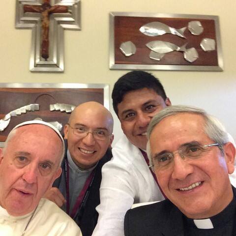 eluniversocom's tweet photo. Selfie del almuerzo de #FranciscoenEcuador con los jesuitas en #Guayaquil, compartió @aciprensa http://t.co/ctBeTywtrK