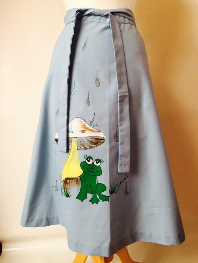 CandySaysUK's tweet image. Just a 1970s wrap skirt with a hand-painted frog design! #frog #frogsong #vintagefrog #abitodd #frogfan #frogs