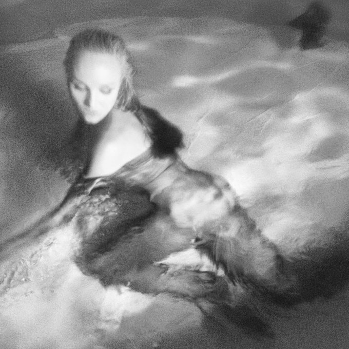 I so would love a pool so I can take more pictures like these, plus it's to freaking hot. http://t.c<a href="/tag/realloyalfans"class="tags"><span>#realloyalfans</span></a>