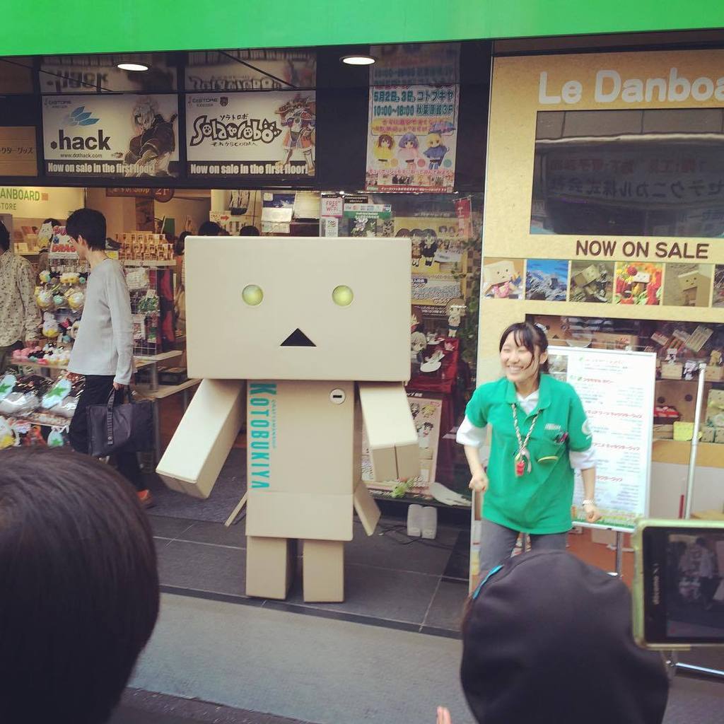 Otherbots's tweet image. Somewhere in Akihabara. 可愛い過ぎ、笑。
#あきはばら #robot #boxbot by marialivchak