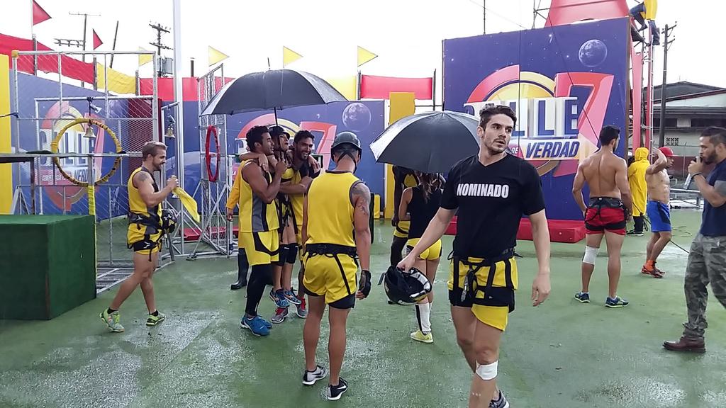 calle7panama's tweet photo. Y la lluvia es de oro es Amarilla y la #FiebreAmarilla completa una gran barrida, dale RT si estas feliz http://t.co/21lVs5DHQz