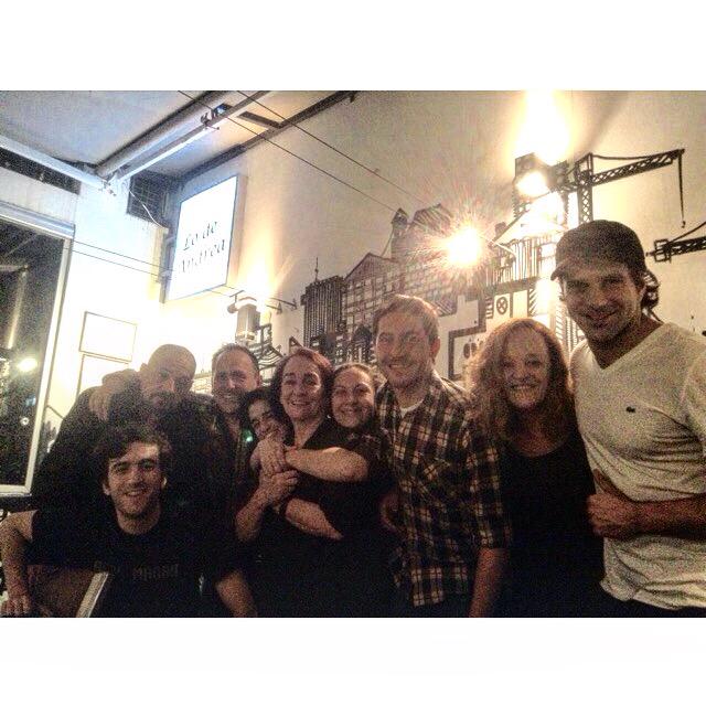 El equipo de La de Vicente López junto al director Julio Chavez festejando las sesenta funciones a sala llena. 😍