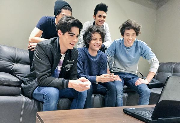 CD9ChiriquiPOfC's tweet photo. #FiestaCoderBogota! @somosCD9 se conecta con las ganadoras de @SonyMusicCol http://t.co/M7BGBszhZW