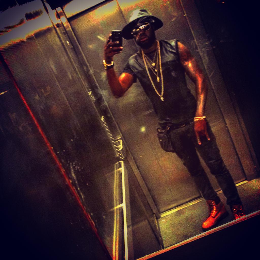 MoneyRespec's tweet image. In mijn nieuwe huis AHAHAHAHAHAHA O.M.G. &amp;amp; W.T.F HAHAHAHAHAHAHAH