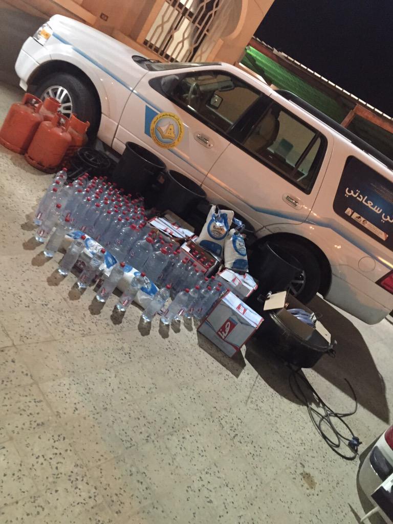 (١)هيئة عرعر ممثلة في مركز السوق يداهمون أحد مروجي الخمور، وتم ضبط بحوزته ١٨٠ علبة جاهزة للترويج