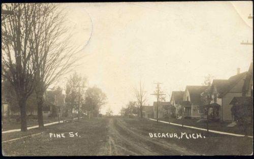 MichiganHist's tweet photo. Pine St, Decatur - ca. 1907-20 (ebay)
#DecaturMI http://t.co/qEr4wuf1bK