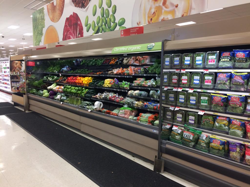 JessicaM_Target's tweet image. Another fresh and full produce wall after a holiday weekend!