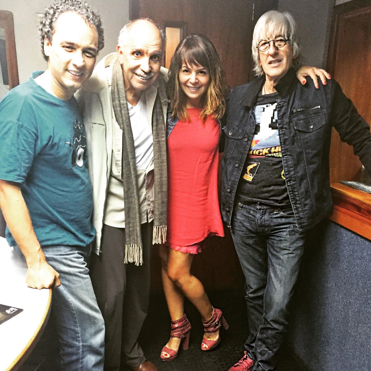 anamariasimon's tweet photo. Nuestro primer invitado en @hastalanoche_ fue un #InvitadusInterruptus
Ya nos desquitaremos, querido @miguelangelanda http://t.co/l8HuX8upyw