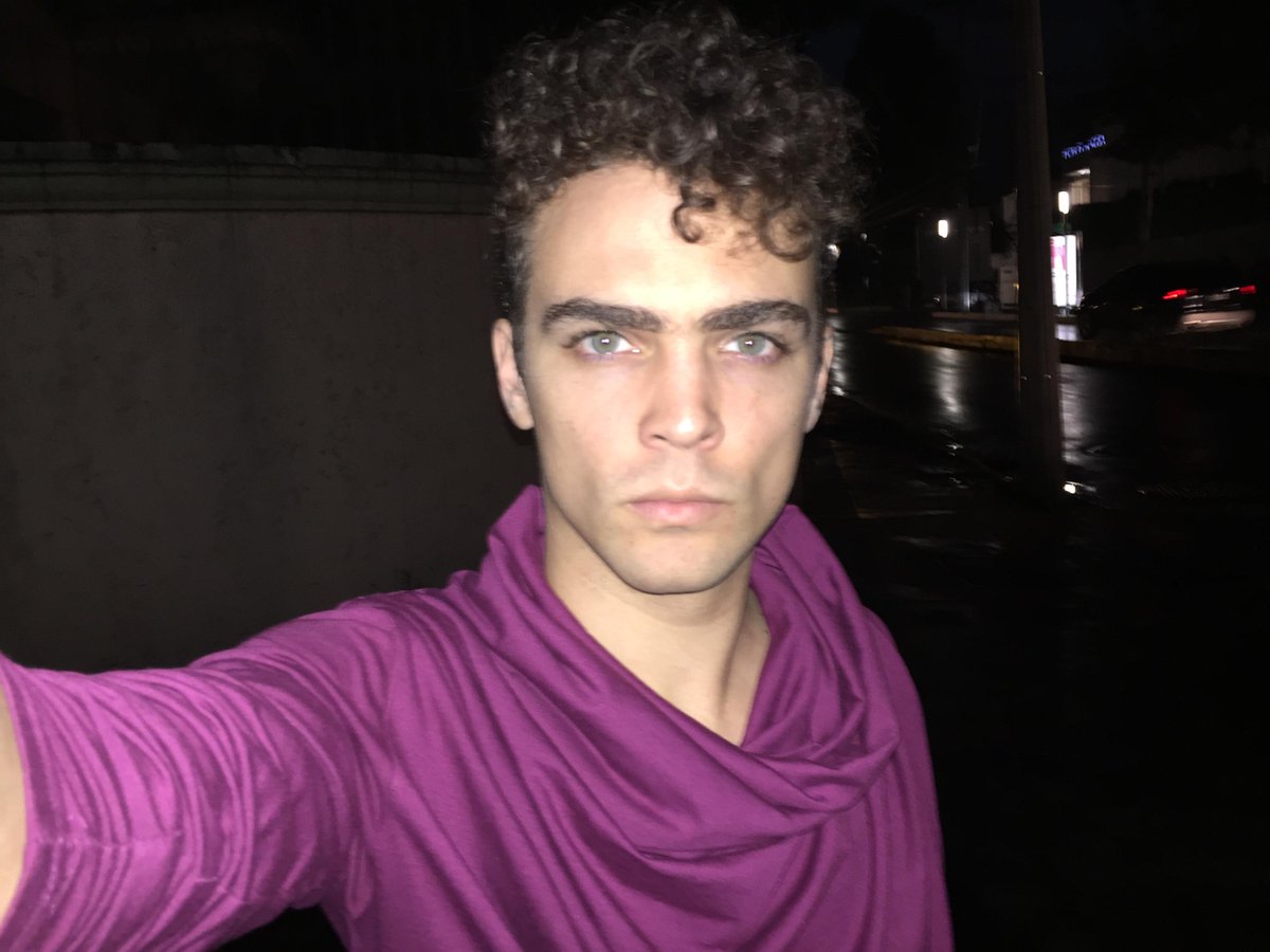 JackDuarteMe's tweet photo. Justo justo justitio acabo de terminar de componer una canción para ustedes. Se las enseño? O nel pastel? http://t.co/xFQ3P2Cv5W