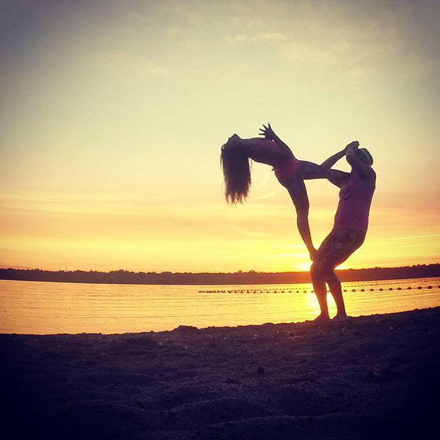 SmileyOm's tweet photo. We have beautiful sunsets in Ottawa 🌞🌝🌚🌛
#FlagPose #Sunset #WestboroBeach #AcroRevolution #Ottawa #AcroyogaOttawa #… http://t.co/IJtQQ1hIA7