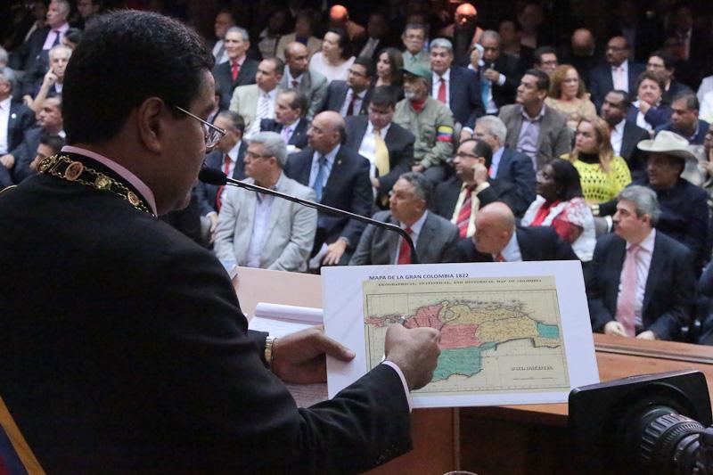 PresidencialVen's tweet photo. (FOTOS) Pdte @NicolasMaduro muestra mapas históricos que muestran el límite este de Venezuela al rio #Esequibo http://t.co/3InQ7ddNlm