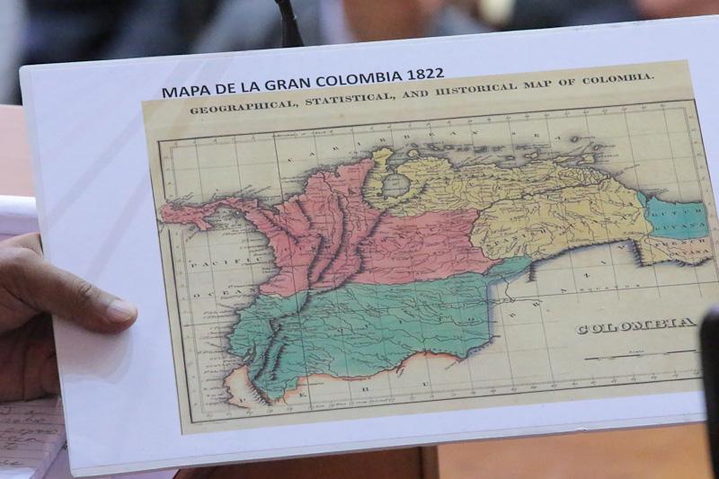 PresidencialVen's tweet photo. (FOTOS) Pdte @NicolasMaduro muestra mapas históricos que muestran el límite este de Venezuela al rio #Esequibo http://t.co/3InQ7ddNlm
