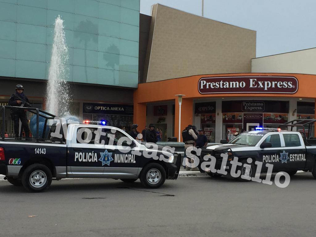 nSaltillo's tweet photo. Hombres con armas largas abordo de carro blanco placas de N.L, intentan levantar a persona en Plaza Sendero #Saltillo http://t.co/FtxdeVmoFR