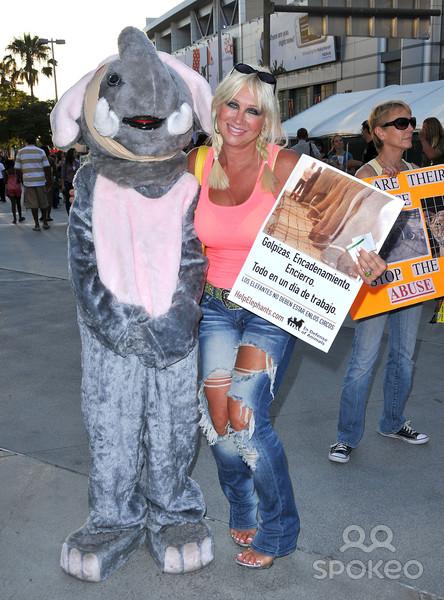 LINDAHOGANFAN's tweet photo. "@LindaHogan: Stop animal shows .. PERIOD ! http://t.co/Qn0x18e9aP" When BAE a humanitarian